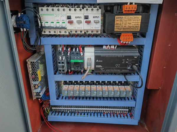 MetalTec BS 300 CA автоматический колонный ленточнопильный станок