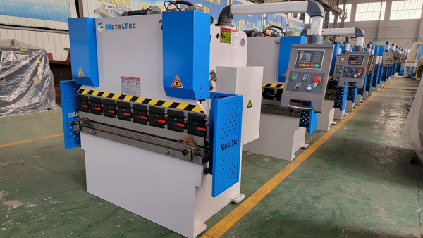 MetalTec HBM 125/3200M (E22, ручная компенсация прогиба, инвертор заднего упора) листогибочный гидравлический пресс